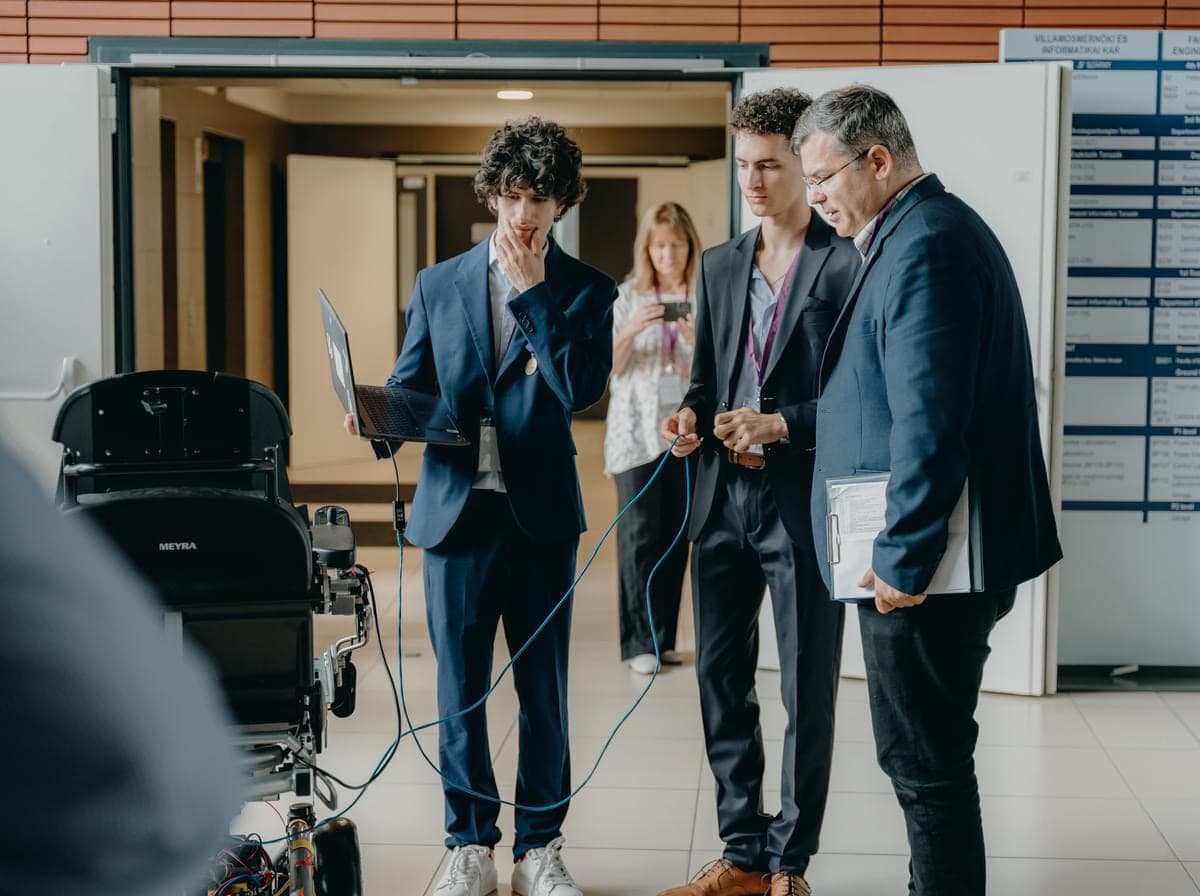 Fully autonomous manoeuvring